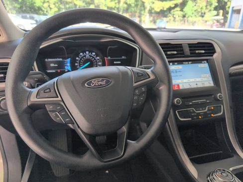 Used 2017 Ford Fusion SE w/ Fusion SE Technology Package FWD image 12