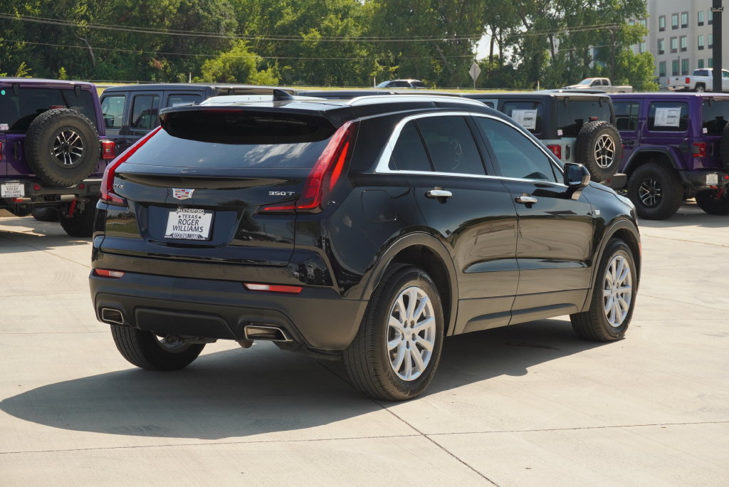 Used 2023 Cadillac XT4 Luxury w/ Cold Weather Package FWD image 5