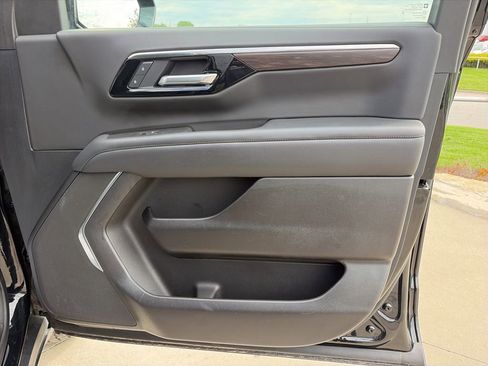 Used 2025 Chevrolet Suburban Z71 AWD/4WD image 26
