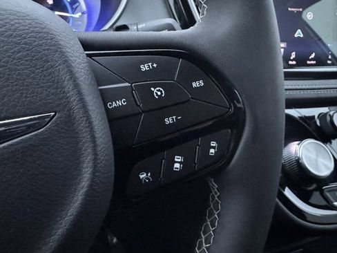 Used 2024 Chrysler Pacifica Select image 28