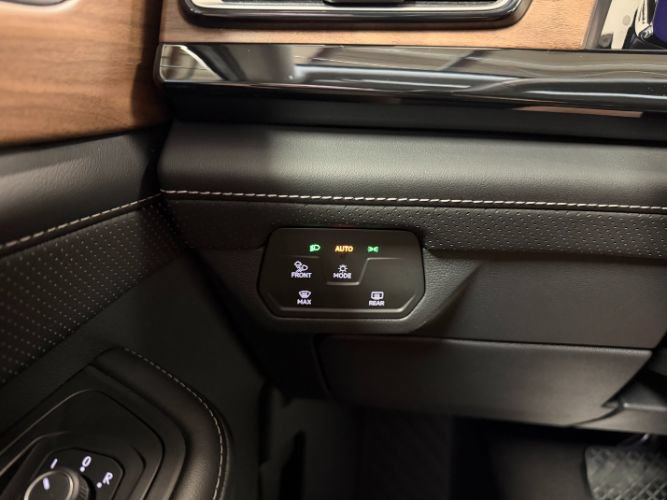 Used 2025 Volkswagen Atlas SE FWD image 21