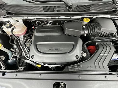 Used 2024 Chrysler Pacifica Limited w/ Uconnect Theater Family Group image 27