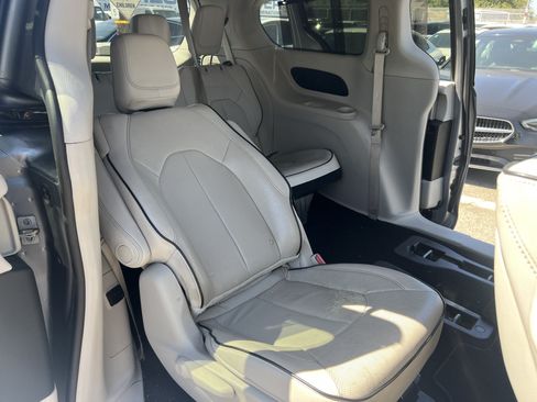 Used 2017 Chrysler Pacifica Platinum FWD image 20