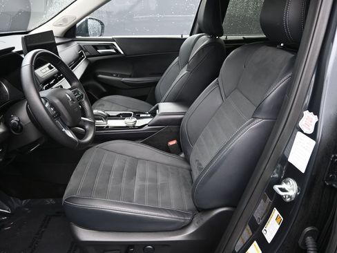 Used 2025 Mitsubishi Outlander SE image 11