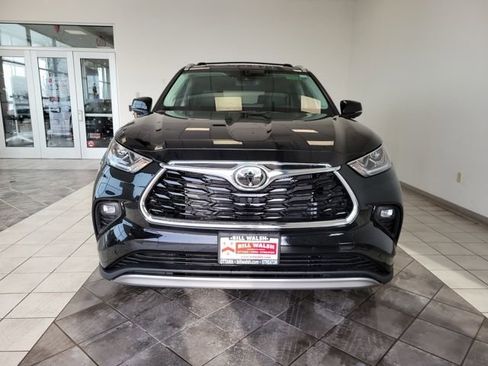 New 2026 Toyota Highlander Platinum image 3