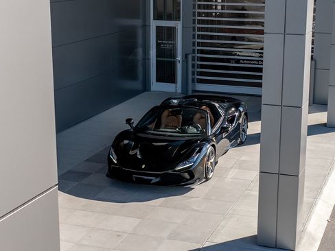 Used 2021 Ferrari F8 Tributo image 13