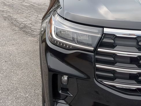 Used 2025 Ford Explorer Active w/ Active Comfort Package image 8