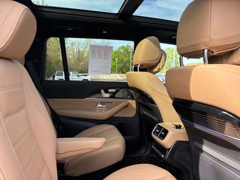 Used 2025 Mercedes-Benz GLS 580 4MATIC image 26