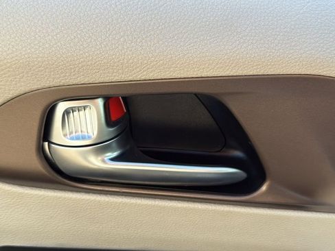 Used 2022 Chrysler Voyager LX image 19