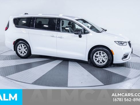 Used 2024 Chrysler Pacifica Touring-L image 13