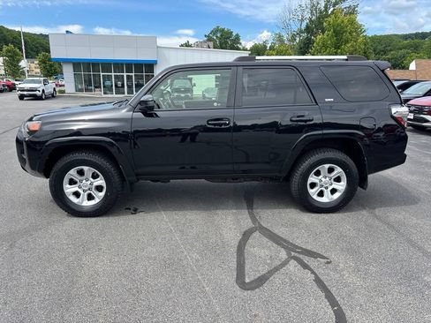 Used 2020 Toyota 4Runner SR5 AWD/4WD image 2