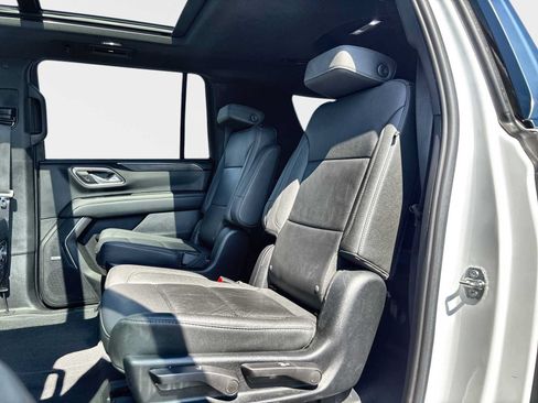 Used 2023 Chevrolet Suburban LT w/ Luxury Package RWD image 12
