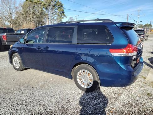 Used 2012 Toyota Sienna XLE FWD image 3