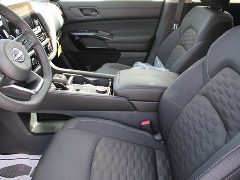 New 2025 Nissan Pathfinder SV w/ Black Appearance Package image 6