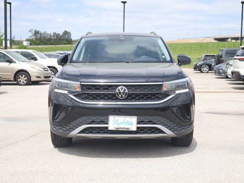 Used 2024 Volkswagen Taos SE FWD image 3