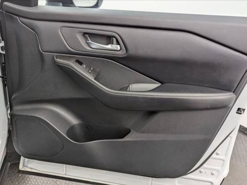Used 2025 Nissan Rogue SV FWD image 22