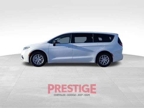 Used 2024 Chrysler Pacifica Touring-L FWD image 12