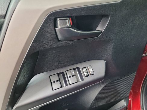 Used 2018 Toyota RAV4 LE image 27