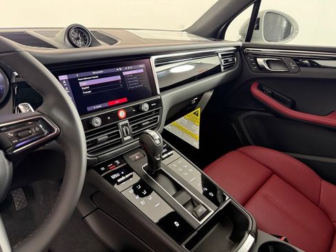 Certified 2026 Porsche Macan AWD/4WD image 24