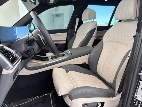 Certified 2025 BMW X7 M60i AWD/4WD image 5