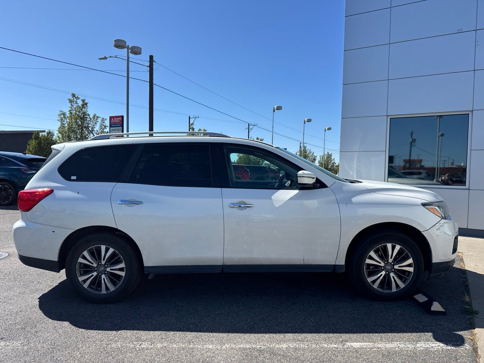 Used 2017 Nissan Pathfinder SV w/ SV Cold Weather Package AWD/4WD image 5