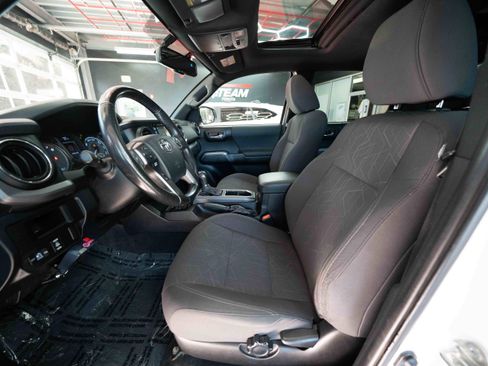 Used 2016 Toyota Tacoma TRD Sport w/ Premium & Technology Package image 9