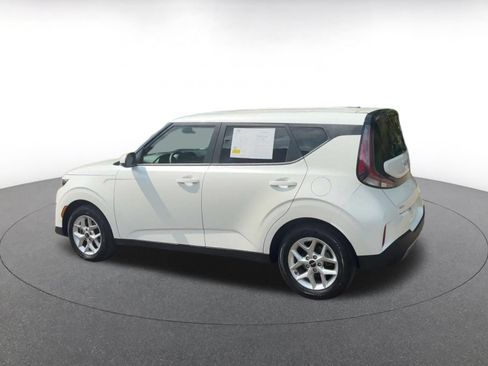 Used 2025 Kia Soul LX w/ LX Technology Package FWD image 9