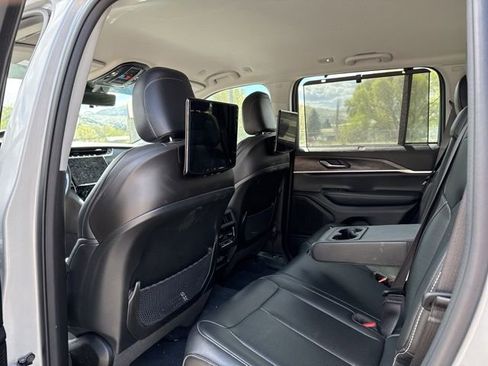 Used 2023 Jeep Grand Cherokee Limited w/ Luxury Tech Group II image 18