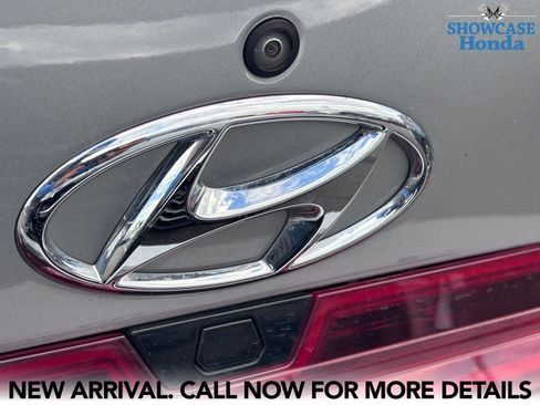 Used 2022 Hyundai Elantra Limited FWD image 9