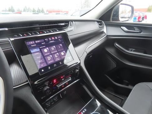 Used 2023 Jeep Grand Cherokee Laredo w/ Luxury Tech Group I image 36