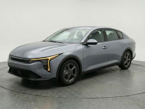 Used 2025 Kia K4 LXS image 3