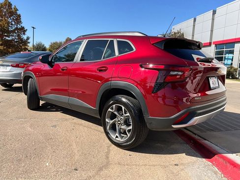 Used 2025 Chevrolet Trax LT w/ LT Convenience Package image 8