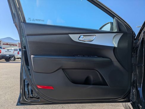 Used 2023 Kia Forte LXS w/ LXS Technology Package FWD image 15