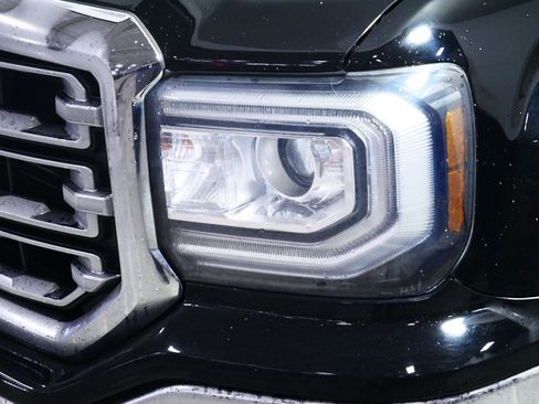 Used 2018 GMC Sierra 1500 SLT w/ Black Pack image 16