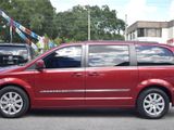 Used 2014 Chrysler Town & Country Touring image 4