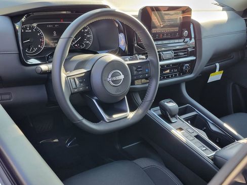 Used 2025 Nissan Pathfinder SV image 3