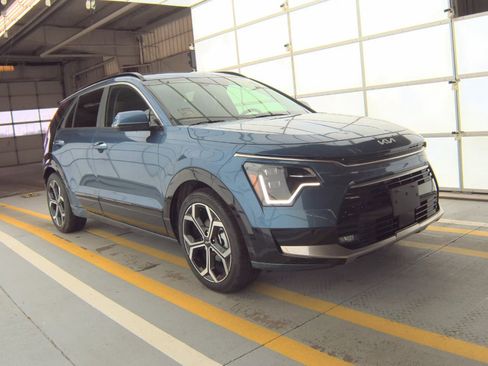 Used 2024 Kia Niro SX Touring image 2