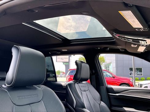 Used 2024 Jeep Grand Cherokee Overland w/ Luxury Tech Group IV image 13