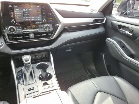 Used 2021 Toyota Highlander XLE image 16