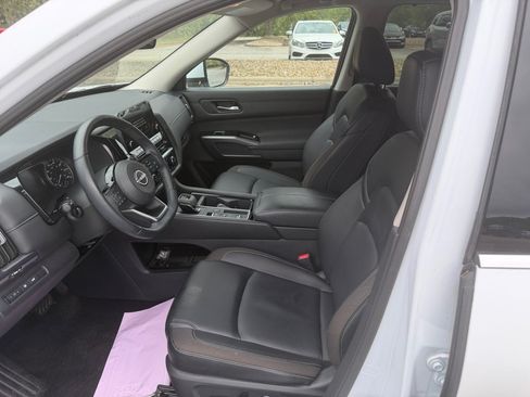 Certified 2025 Nissan Pathfinder SL FWD image 30