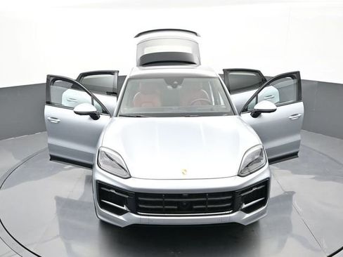 Certified 2025 Porsche Cayenne GTS image 32