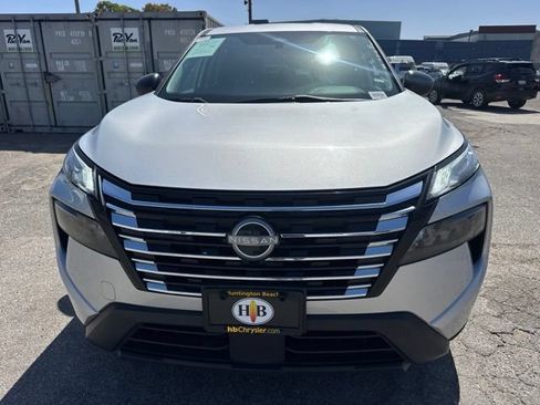 Used 2024 Nissan Rogue S AWD/4WD image 2