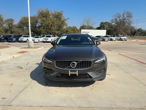 Certified 2025 Volvo V60 B5 Cross Country Plus image 8