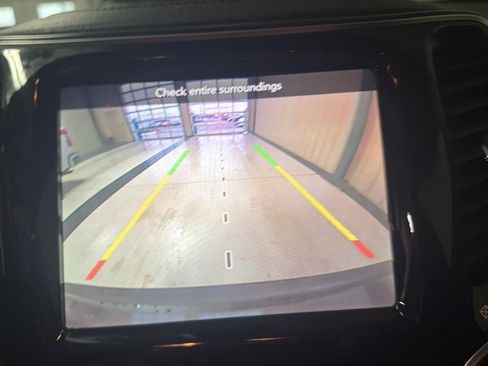 Used 2019 Jeep Cherokee Limited image 24