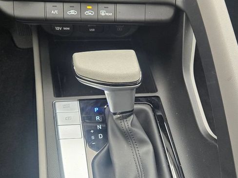 Certified 2025 Hyundai Elantra SE FWD image 17
