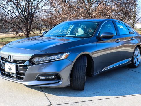 Used 2018 Honda Accord Touring image 3