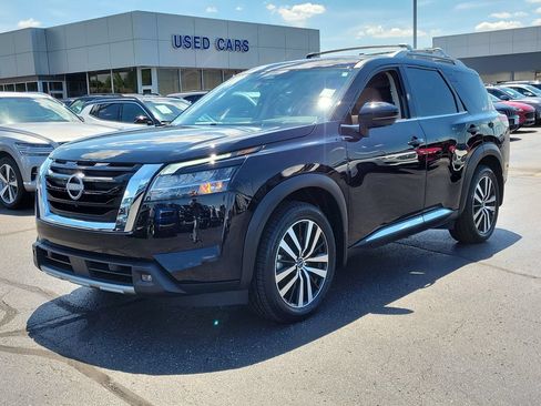 Used 2024 Nissan Pathfinder Platinum w/ Cargo Package AWD/4WD image 8