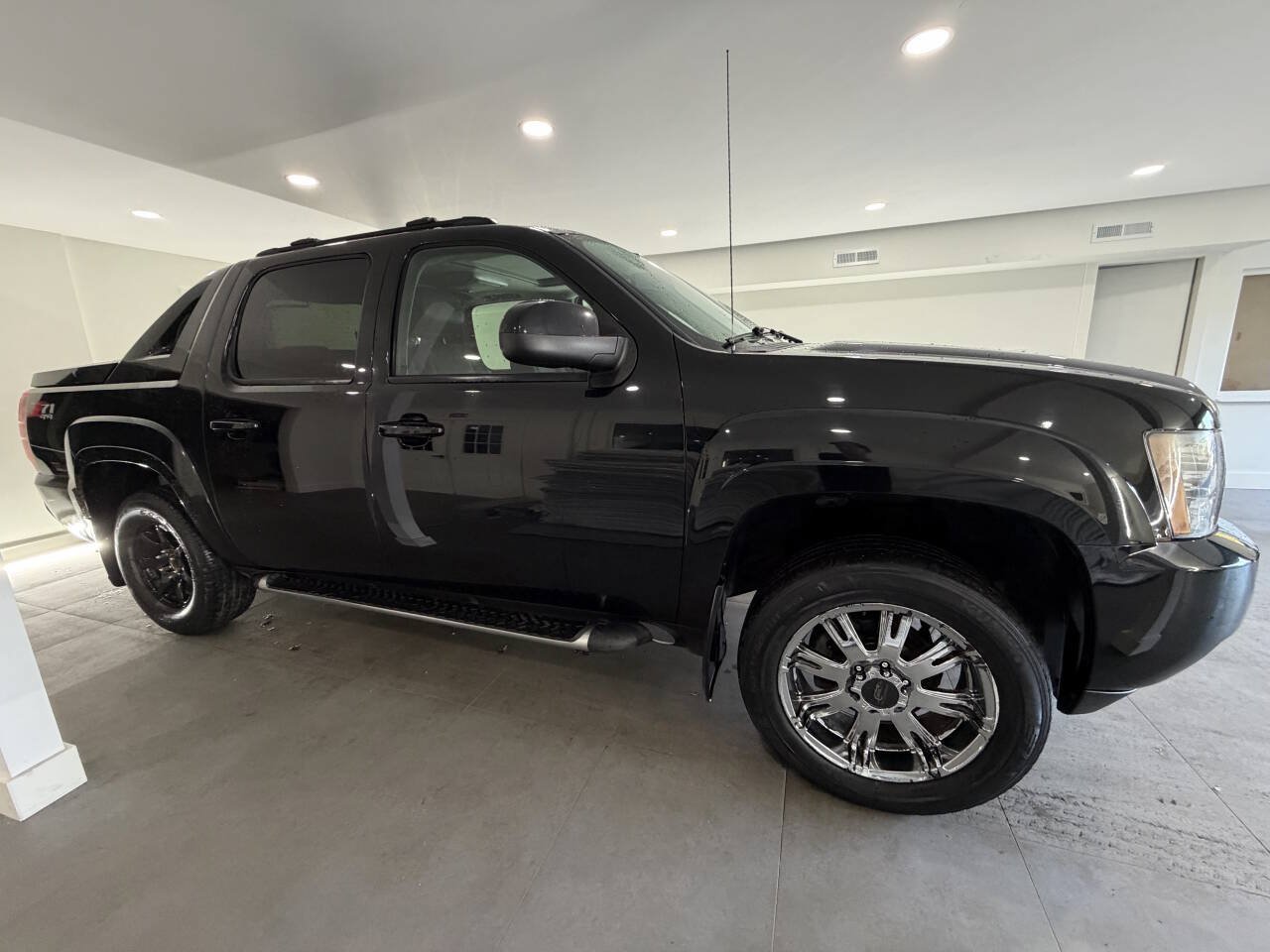 Used 2013 Chevrolet Avalanche LT w/ Suspension Package, Off-Road AWD/4WD image 11