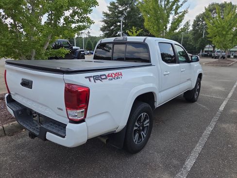 Used 2016 Toyota Tacoma TRD Sport w/ Towing Package AWD/4WD image 3