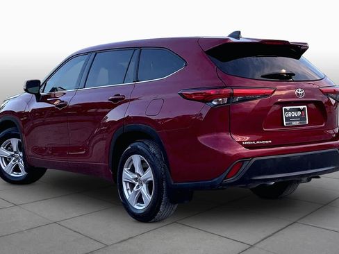 Used 2022 Toyota Highlander LE FWD image 12